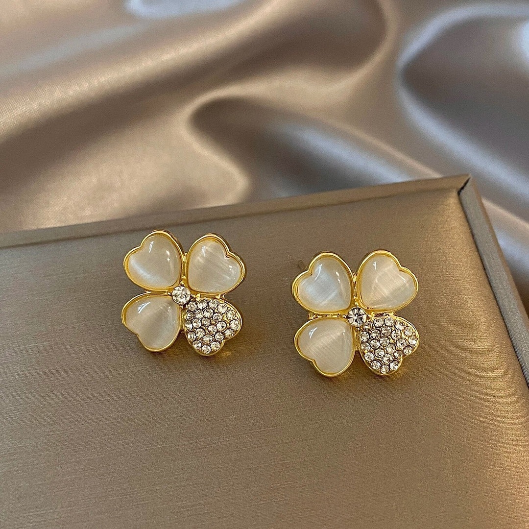 Silberne Damen Ohrringe mit vierblättrigem Kleeblatt. Keltischer Glücksbringer Damenschmuck, perfekt als Geschenk.
