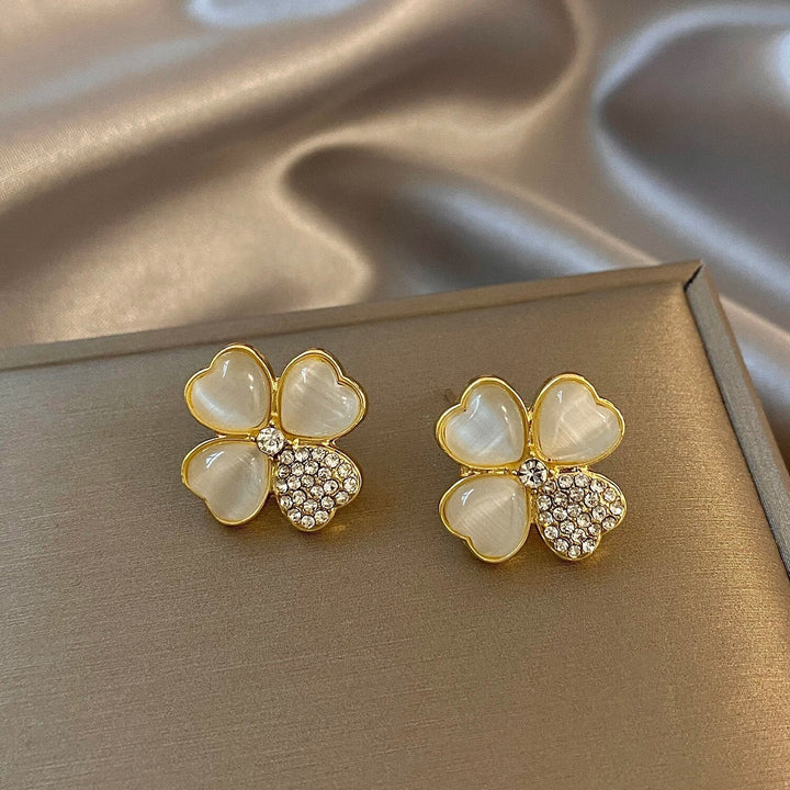 Silberne Damen Ohrringe mit vierblättrigem Kleeblatt. Keltischer Glücksbringer Damenschmuck, perfekt als Geschenk.