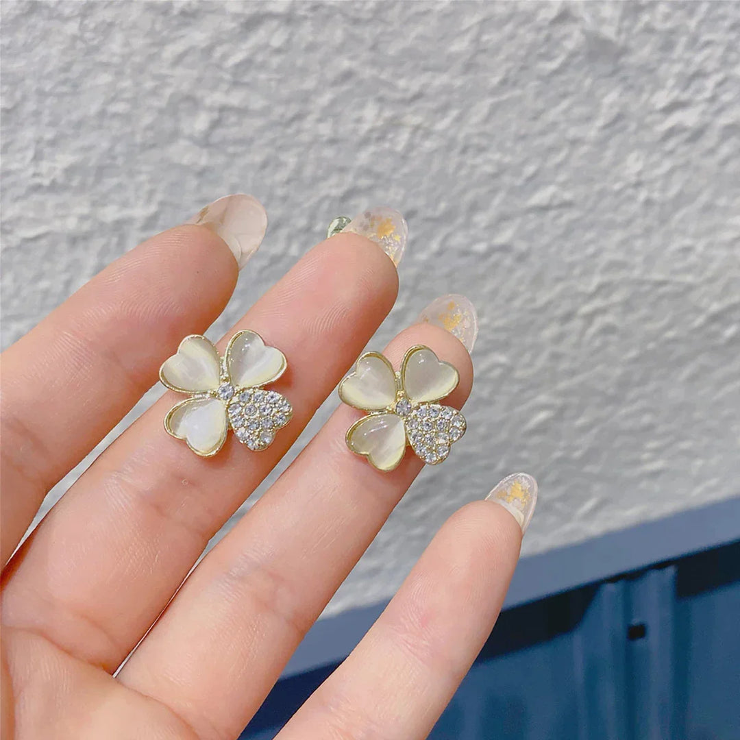 Modische Kleeblatt-Ohrringe für Damen, vergoldet. Symbolschmuck mit Glücks-Motiv, ideales Modeaccessoire.
