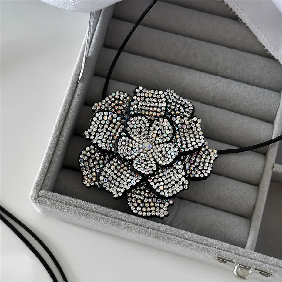 Wunderschöne Damen Blumenkette: Strass Rosen Design auf Lederhalsband, einzigartiger Choker-Schmuck.