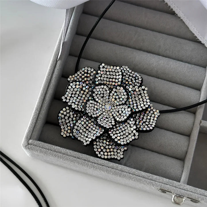 Wunderschöne Damen Blumenkette: Strass Rosen Design auf Lederhalsband, einzigartiger Choker-Schmuck.