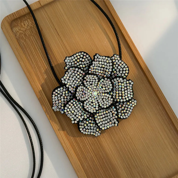 Modische Damen Rosenkette mit Strass auf schwarzem Lederhalsband, stilvolles Accessoire für Events.