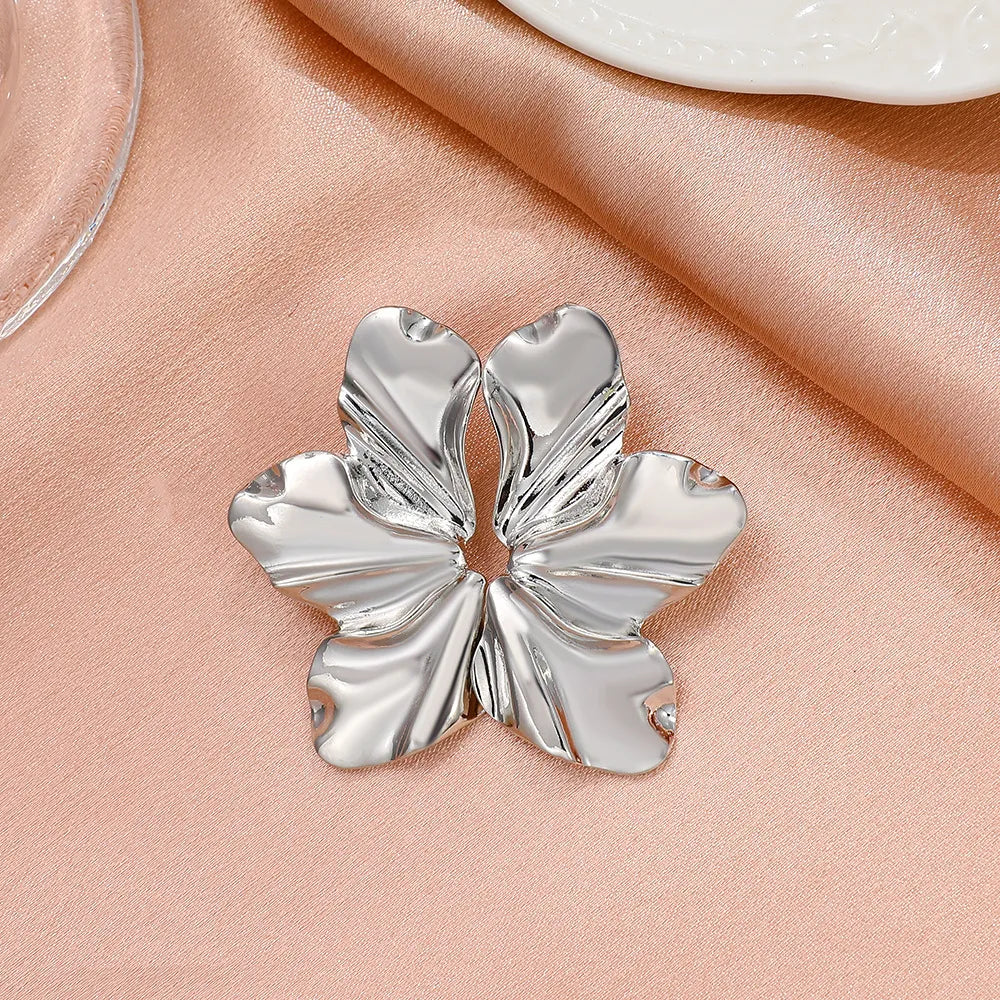 Chice Damen Blütenblatt-Ohrstecker aus Metall. Zeitlose Eleganz und modisches Accessoire für die moderne Frau.