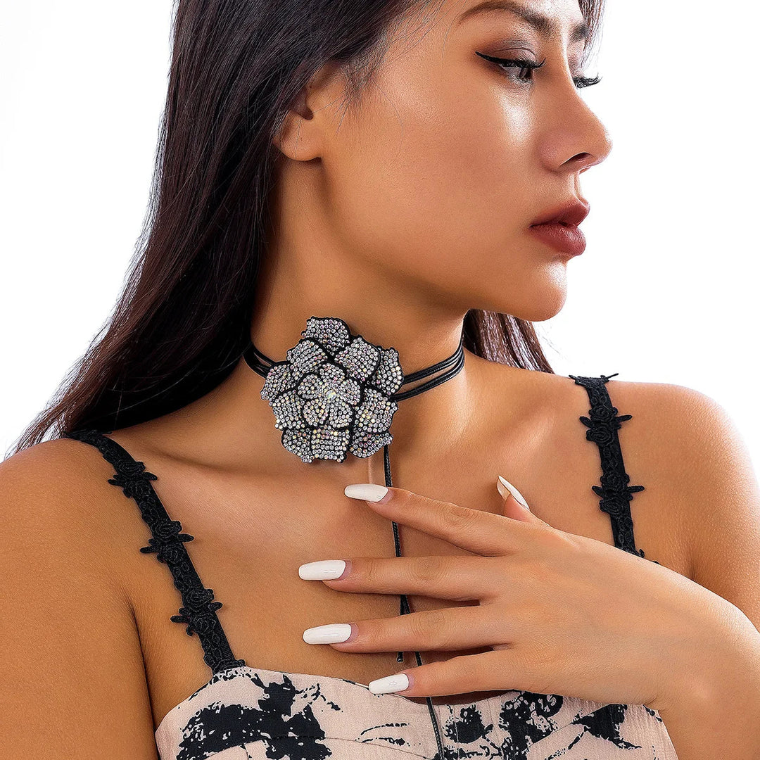 Luxuriöse Damen Statementkette: Strass Rosen Halsband aus Leder, ein glamouröses Glitzer-Accessoire.