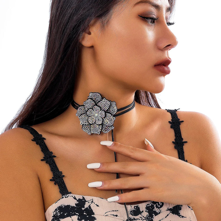 Luxuriöse Damen Statementkette: Strass Rosen Halsband aus Leder, ein glamouröses Glitzer-Accessoire.