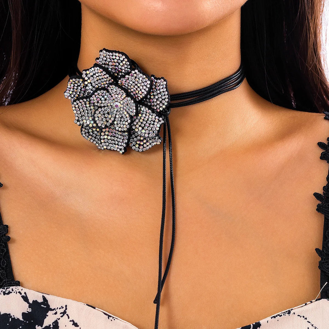 Detailansicht der glitzernden Strass Rosen Choker-Halskette für Damen auf edlem Lederhalsband.