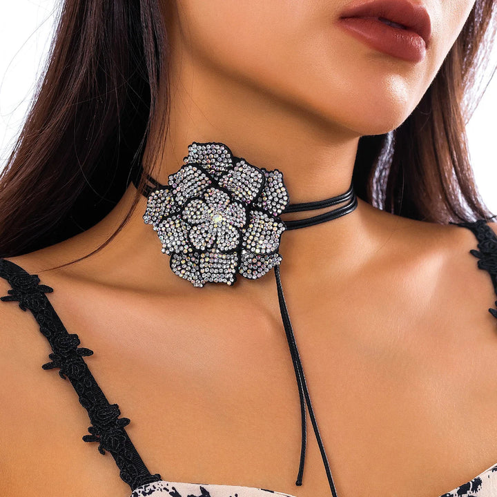 Elegante Damen Strass Rosen Halskette mit Lederband, funkelndes Statement-Schmuckstück als Choker.