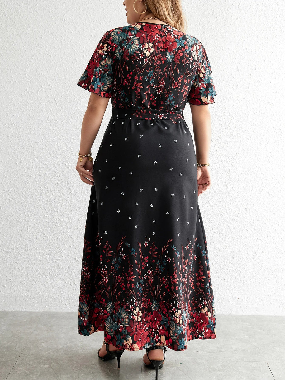 Detailliertes Blumenmuster auf fließendem Damen Maxikleid Übergröße, Kurzarm, Freizeitkleid für Herbst, elegant & bequem.