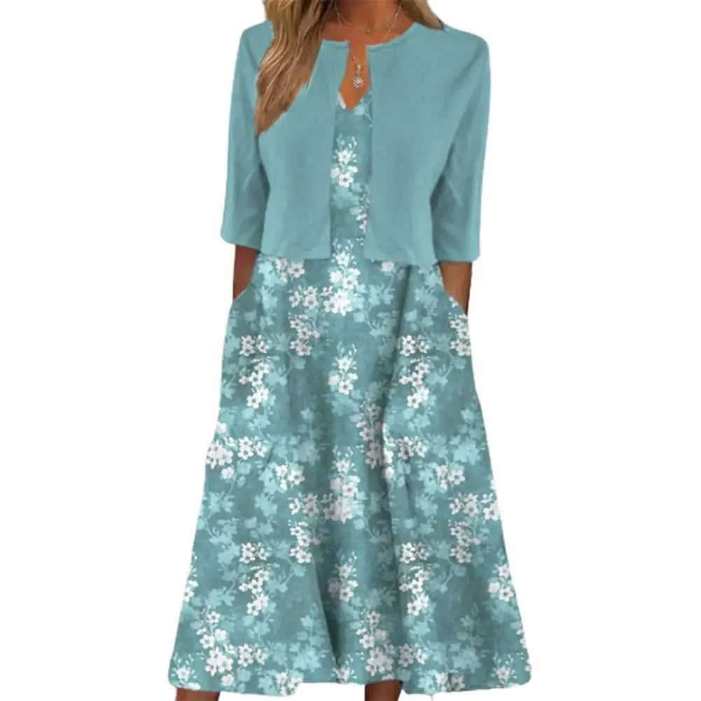 Modisches Damen Midikleid mit lebhaftem Blumenprint und Halbarm. Das bequeme Freizeitkleid verfügt über praktische Seitentaschen.
