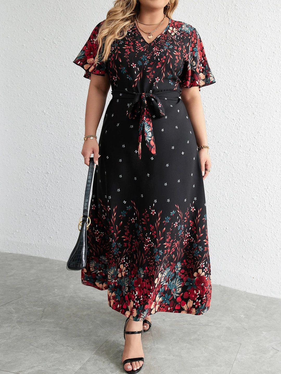 Seitliche Ansicht des Damen Blumen Maxikleides Übergröße, Kurzarm, bequemes & stilvolles Freizeitkleid für Plus-Size Frauen.