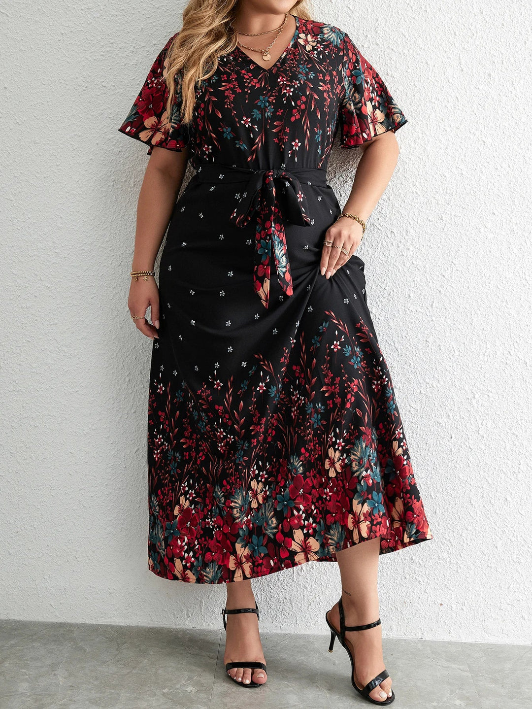 V-Ausschnitt und Kurzarm-Details des eleganten Damen Blumen Maxikleides Übergröße, perfektes Herbst-Freizeitkleid.