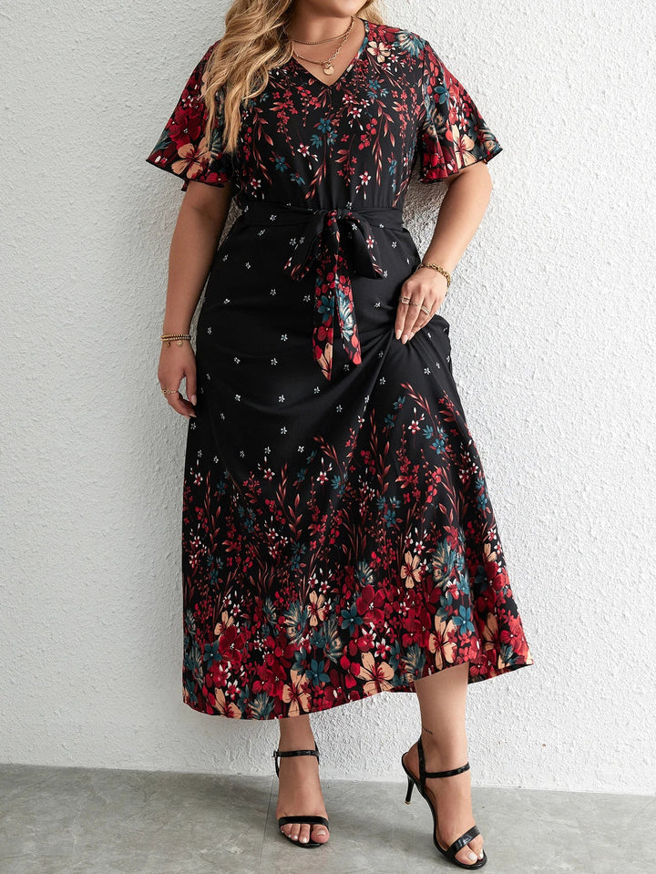 V-Ausschnitt und Kurzarm-Details des eleganten Damen Blumen Maxikleides Übergröße, perfektes Herbst-Freizeitkleid.