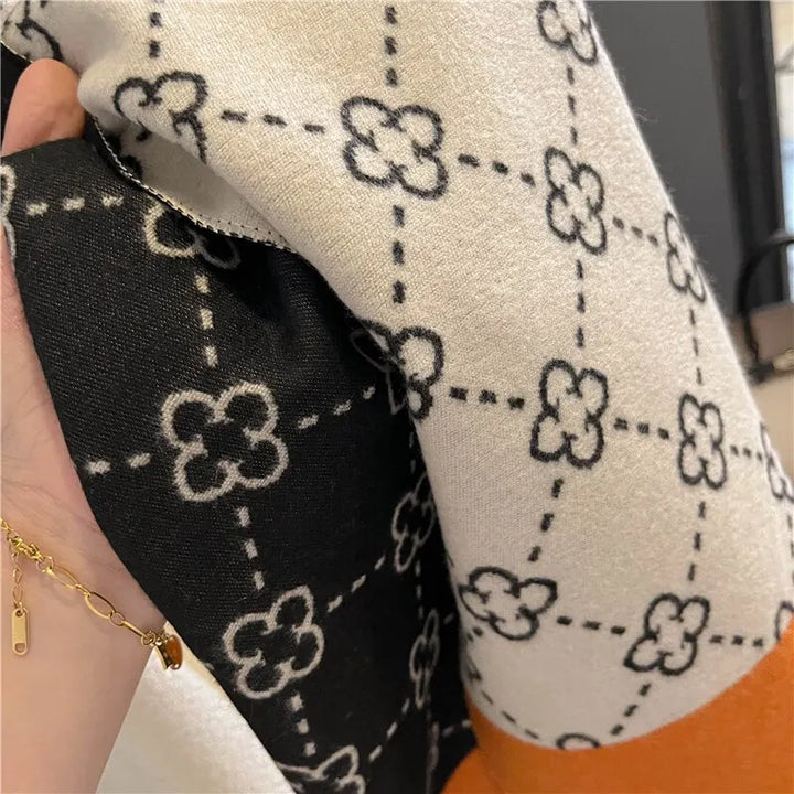 Damen Blumenschal: Modisches Herbst/Winter Accessoire. Warmer, eleganter Schal mit ansprechendem Blumenmuster.