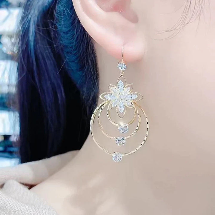 Schicke goldene Creolen, ideales Accessoire für Damen.