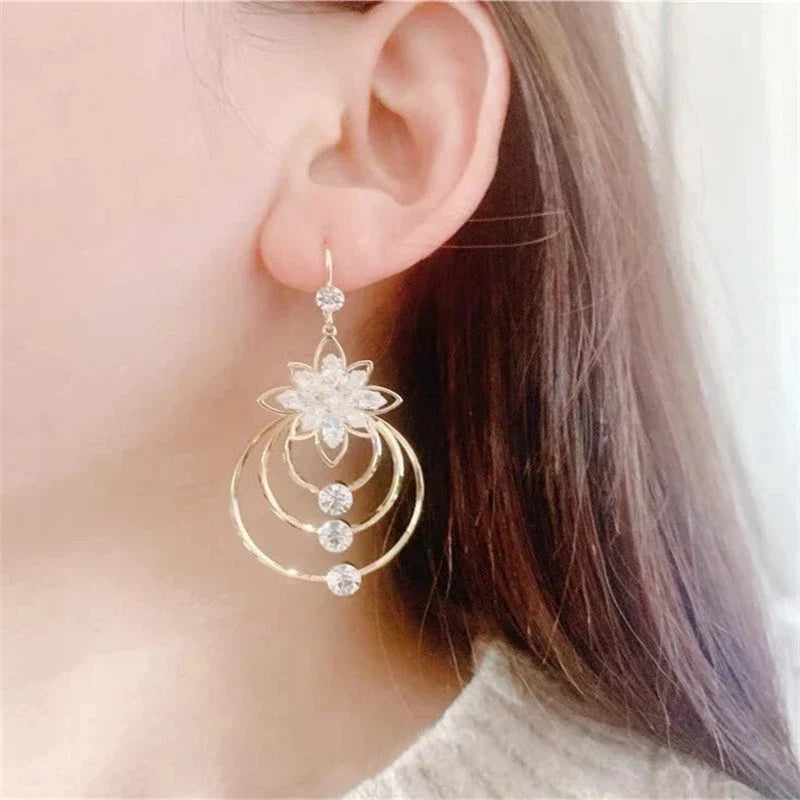 Zeitlose goldene Creolen für Damen, stilvoller Ohrschmuck.