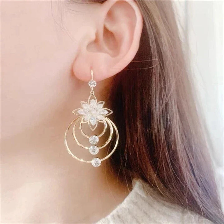 Zeitlose goldene Creolen für Damen, stilvoller Ohrschmuck.
