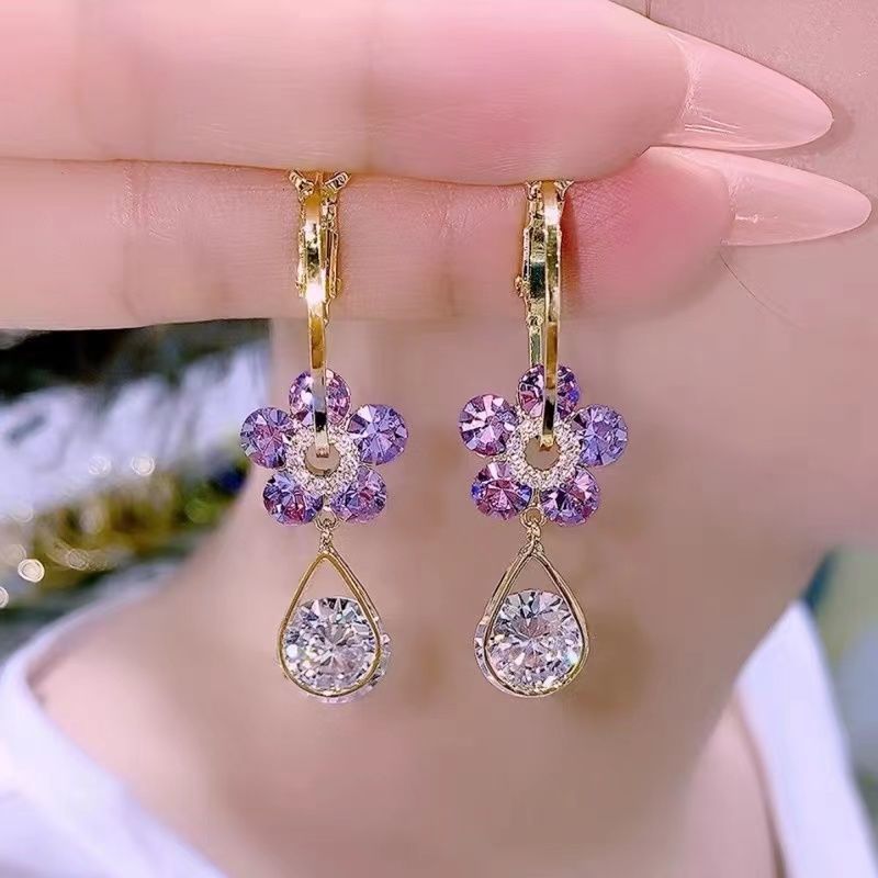 Glitzernde Kristall-Blumenohrringe für Damen, eleganter Ohrschmuck. Ideales Geschenk & stilvolles Accessoire.