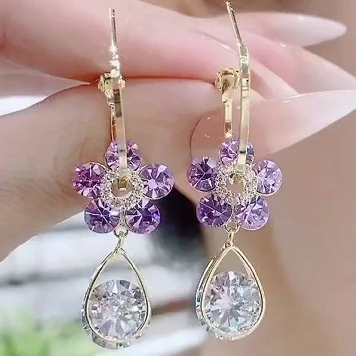 Funkelnde Damenohrringe, Blumenform mit Kristallen. Edler Modeschmuck für einen eleganten Look.