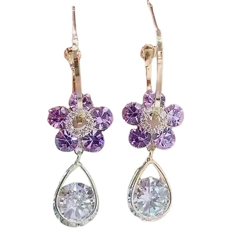 Hochwertige Damen Kristall-Blumenohrringe, eleganter Zinklegierung-Ohrschmuck. Glitzerndes Accessoire.