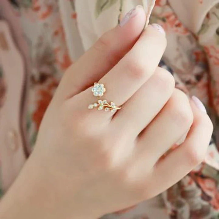 Spiritueller Damen Blumenring als Geschenkidee, symbolisiert Hoffnung und einen Neuanfang. Verstellbarer Schmuck.