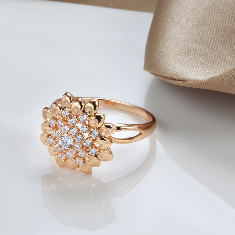 Nahaufnahme eines glamourösen Damen Zirkon Rings mit Roségold. Luxuriöser Hochzeitsschmuck und Verlobungsgeschenk.