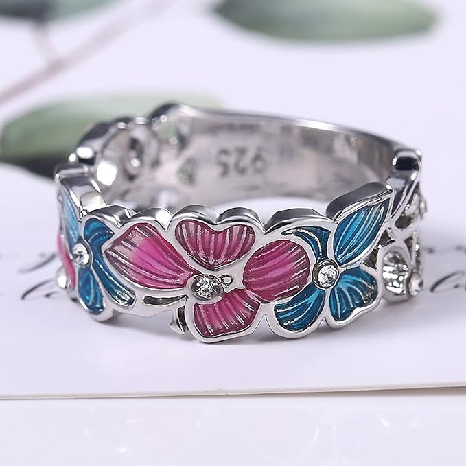 Einzigartiger Schmetterlingsring für Damen mit feiner Emaille-Arbeit und glitzernden Zirkonia-Steinen.