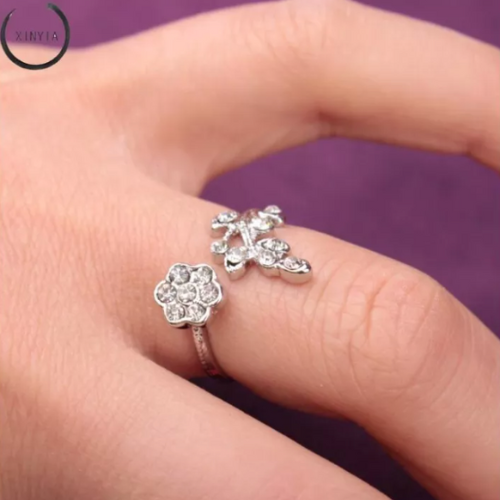 Damen Wunschblumen Ring aus Silber mit Blattmuster und Zirkonia, symbolisiert Hoffnung und Neuanfang.