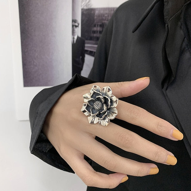 Hochwertiger 925 Silber Blumenring für Damen, besetzt mit glitzernden Zirkonia Steinen. Eleganter Echtschmuck.