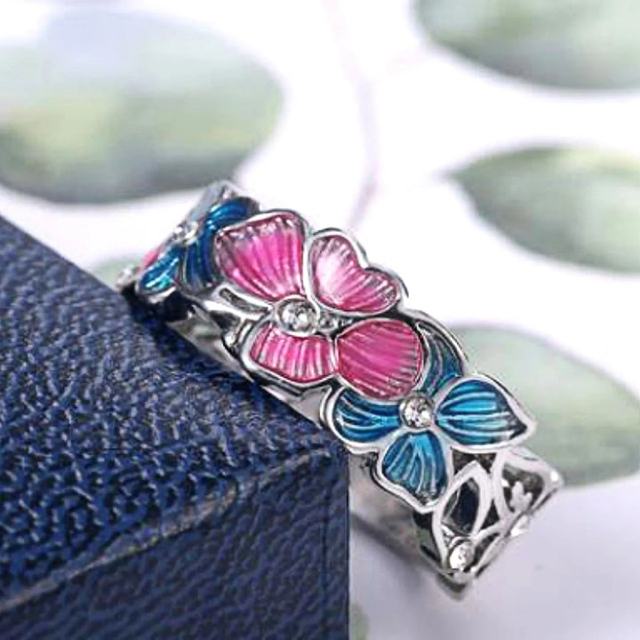 Modischer Damen-Schmetterlingsring mit Emaille und Zirkonia, ein verspieltes Schmuckstück und Geschenk.