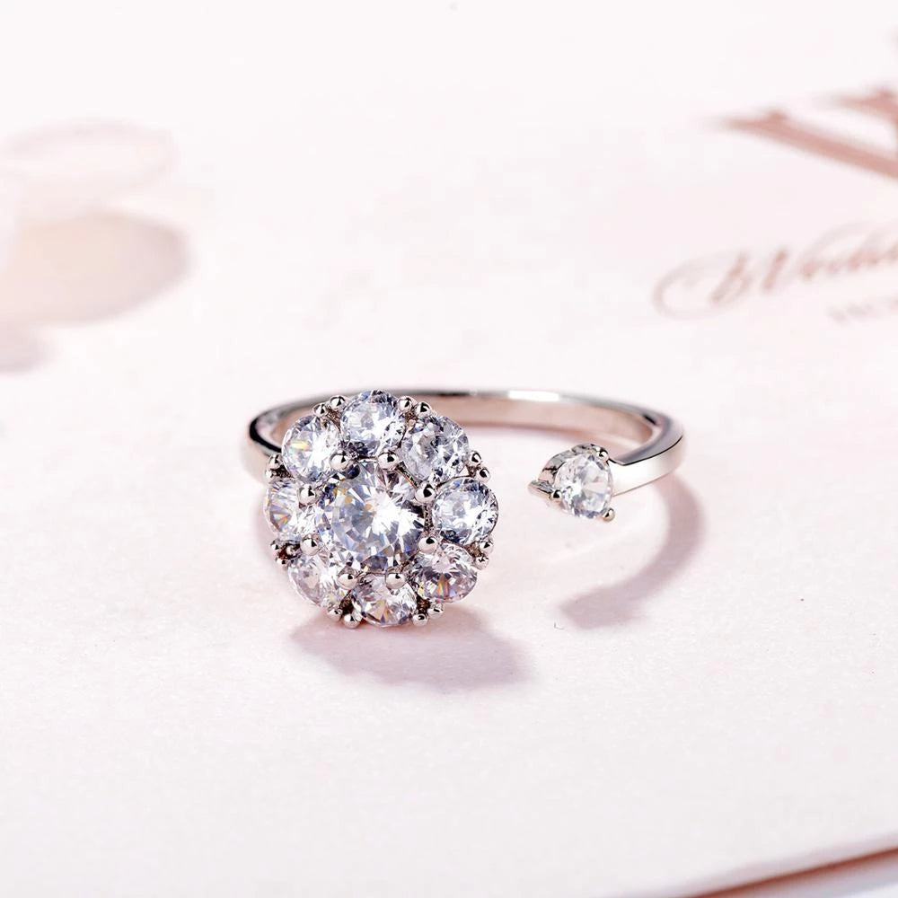 Eleganter Damen Drehring aus 925 Silber mit funkelndem, rotierendem Zirkonia Kristall.