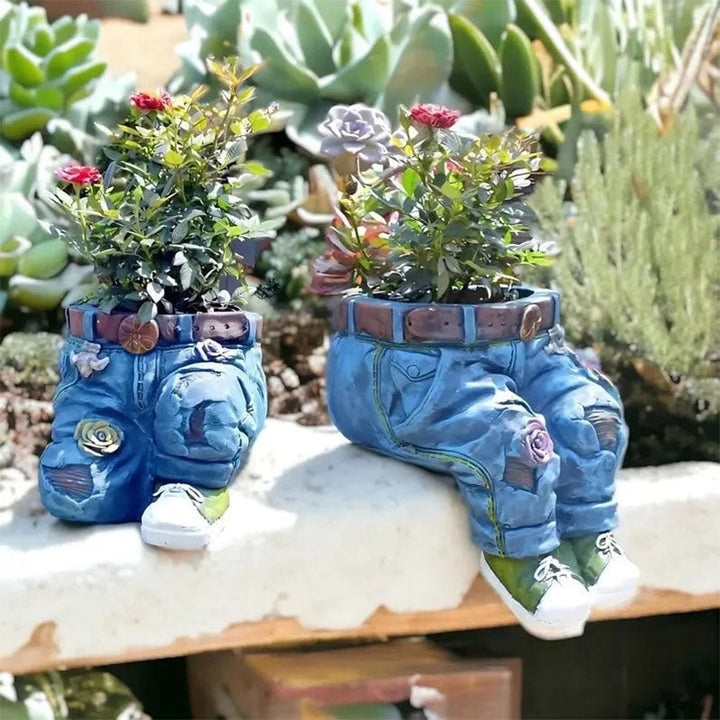 Blumentopf im kreativen Jeans-Design als wetterfeste Dekoration für Garten, Balkon & Zuhause.