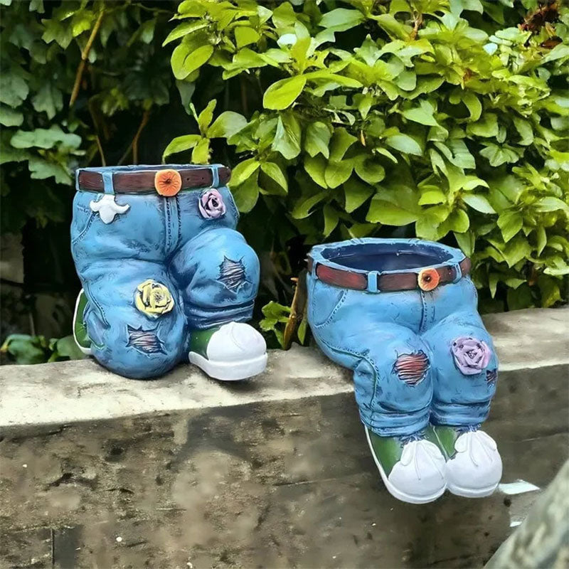 Einzigartiger Pflanzentopf in Hosen-Optik für Ihre Blumen. Humorvolle Gartendeko wetterfest.