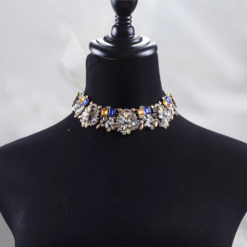 Modische Damenkette im Boho-Stil, mit filigraner blauer Blume und glitzernden Kristallen. Ein elegantes Accessoire.