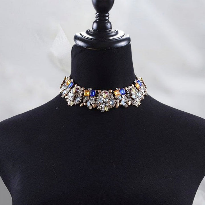 Modische Damenkette im Boho-Stil, mit filigraner blauer Blume und glitzernden Kristallen. Ein elegantes Accessoire.