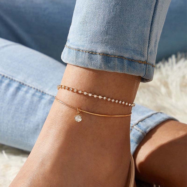Elegante Damen Fußkette mit schimmernden Perlen, perfekt für den Sommer und Strand.