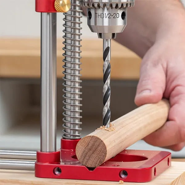 Präzises 90°-Bohren in Holz mit robuster Bohrschablone; ideal für Heimwerker- & DIY-Projekte.