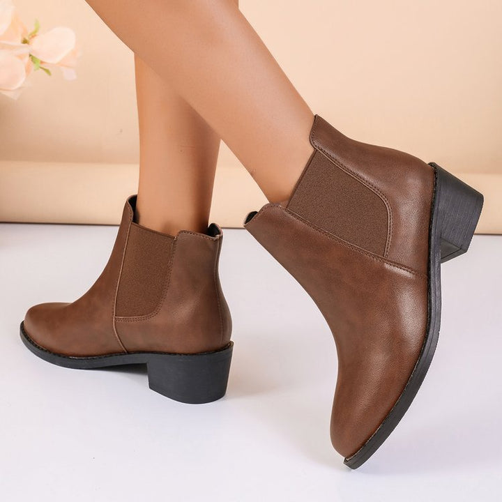 Bequeme Damenschuhe: Elegante braune Chelsea-Stiefeletten mit elastischem Einsatz und robustem Blockabsatz.