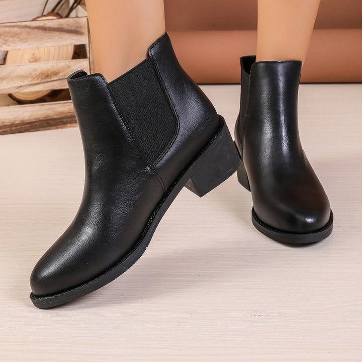 Modische braune Damen-Stiefeletten im Chelsea-Stil, mit seitlichem Elastikeinsatz zum einfachen Anziehen.