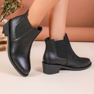 Nahaufnahme der elastischen Einsätze und des Obermaterials der braunen Damen Chelsea-Stiefeletten.