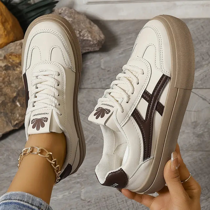 Orthopädische Damen-Sneaker, braun, für aktive Tage. Unterstützen die Fußgesundheit und lindern Schmerzen.