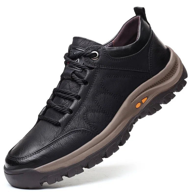 Schwarze Herren Wanderschuhe im Gelände, handgenäht & wasserabweisend für Outdoor-Komfort.