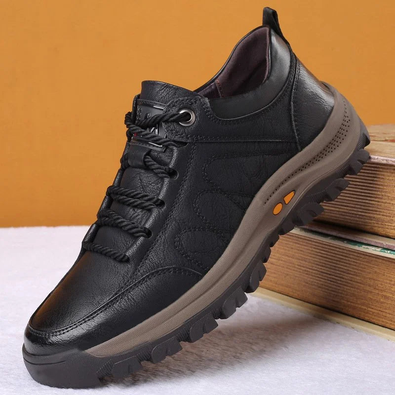 Schwarze Herren Freizeitschuhe, handgenäht, leichtgewichtig & wasserabweisend für Outdoor.