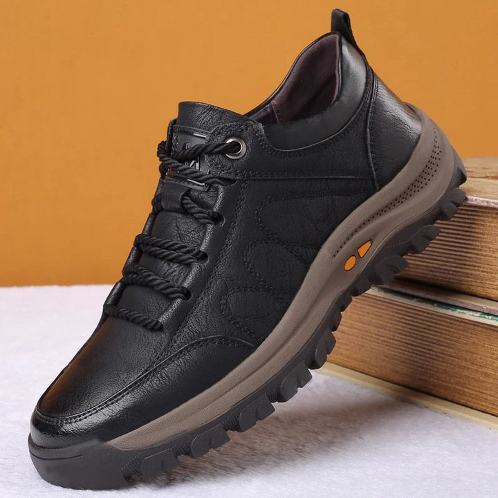 Schwarze Herren Freizeitschuhe, handgenäht, leichtgewichtig & wasserabweisend für Outdoor.