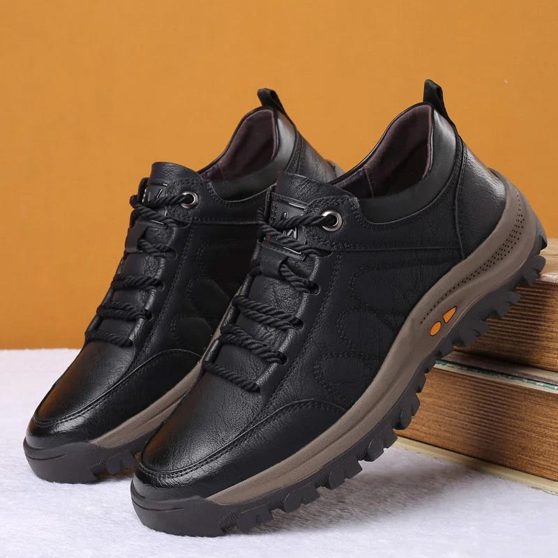Wasserabweisende Herren Outdoor-Schuhe in Braun, handgenäht und robust für jedes Wetter.