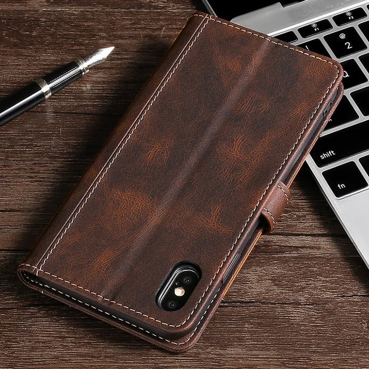 Vielseitige iPhone Flip Case Lederhülle in Braun mit integrierter Brieftasche, Magnetverschluss & Handy-Schutz.