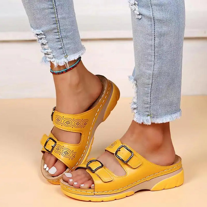 Braune orthopädische Damensandalen mit verstellbaren Schnallen für höchsten Komfort und Fußgesundheit im Sommer.