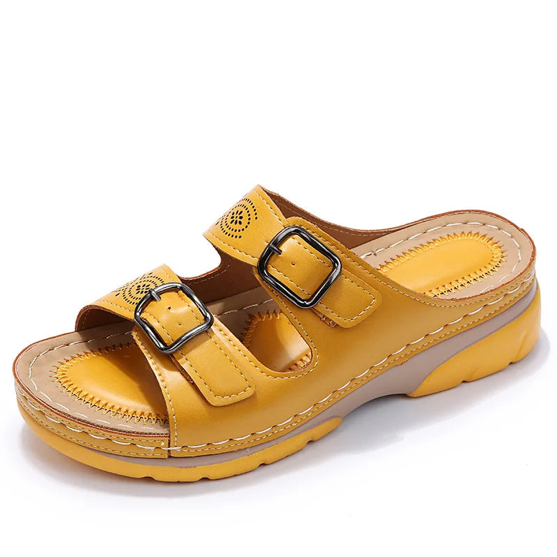 Verstellbare orthopädische Damensandalen mit zwei Schnallen für personalisierten Komfort und sicheren Halt.