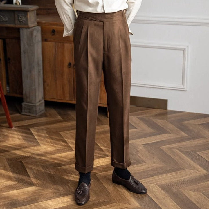 Modische Herren-Stoffhose mit Schnallenverschluss, zeitlos, bequem und stilvoll.