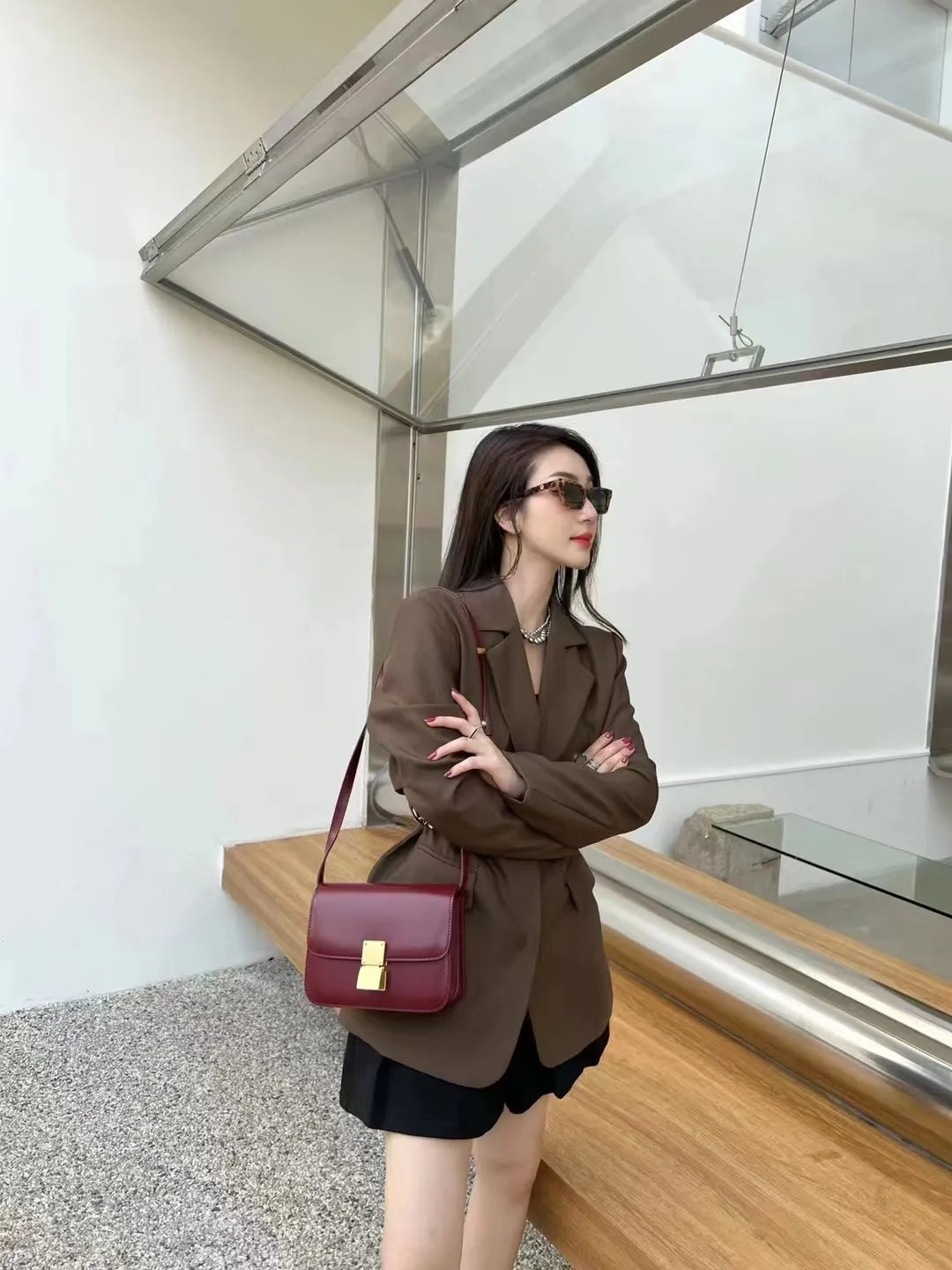 Moderne quadratische Tofu-Tasche. Designer Damen Umhängetasche in Braun.