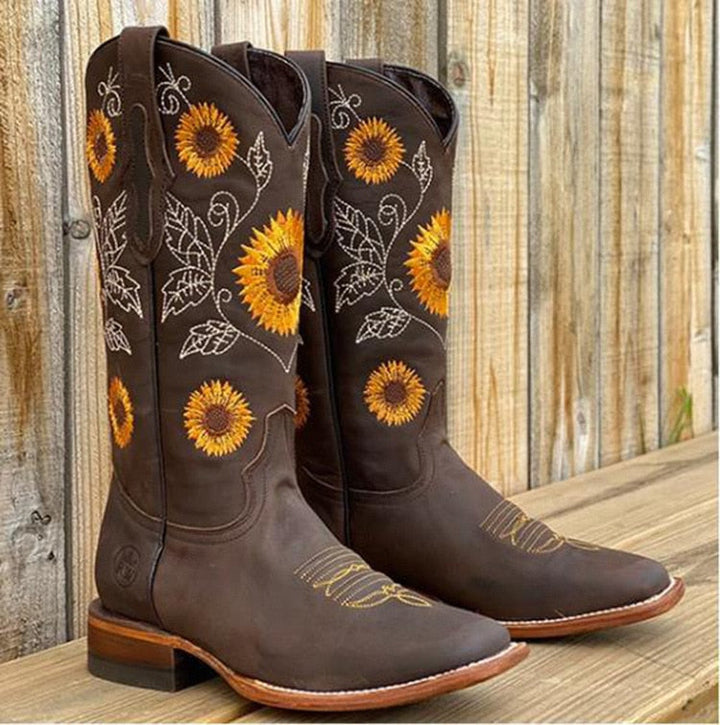 Braune Boho Mira Damenstiefel, vielseitige Casual- und Festival-Schuhe im angesagten Ibiza-Stil.